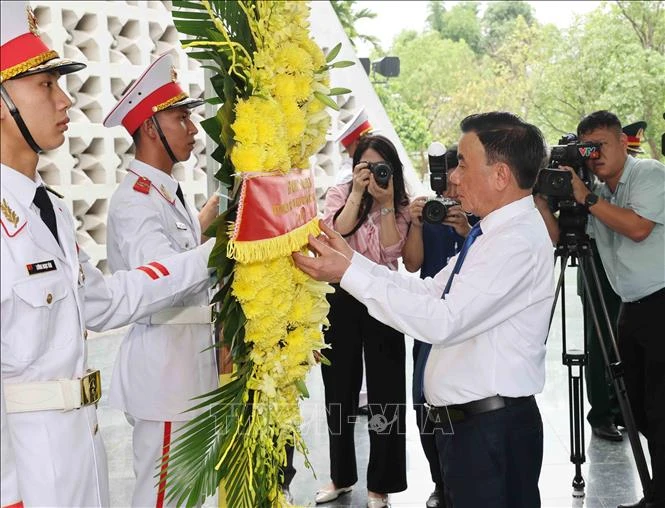 Thường trực Ban Bí thư dâng hương, tưởng niệm các anh hùng, liệt sĩ tại tỉnh Điện Biên Thường trực Ban Bí thư dâng hương, tưởng niệm các anh hùng, liệt sĩ tại tỉnh Điện Biên