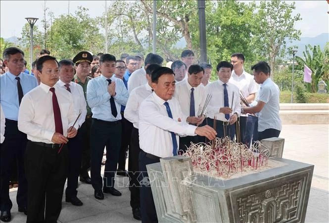 Thường trực Ban Bí thư dâng hương, tưởng niệm các anh hùng, liệt sĩ tại tỉnh Điện Biên Thường trực Ban Bí thư dâng hương, tưởng niệm các anh hùng, liệt sĩ tại tỉnh Điện Biên