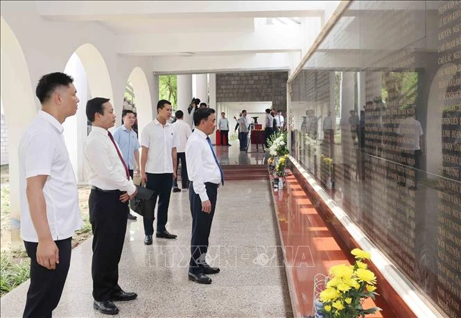 Thường trực Ban Bí thư dâng hương, tưởng niệm các anh hùng, liệt sĩ tại tỉnh Điện Biên Thường trực Ban Bí thư dâng hương, tưởng niệm các anh hùng, liệt sĩ tại tỉnh Điện Biên