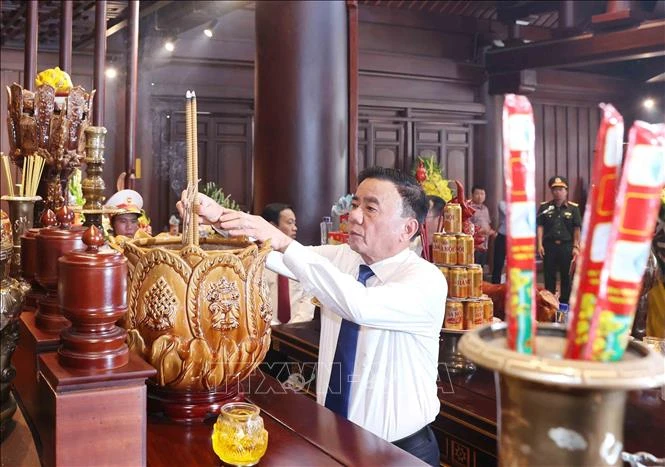 Thường trực Ban Bí thư dâng hương, tưởng niệm các anh hùng, liệt sĩ tại tỉnh Điện Biên Thường trực Ban Bí thư dâng hương, tưởng niệm các anh hùng, liệt sĩ tại tỉnh Điện Biên