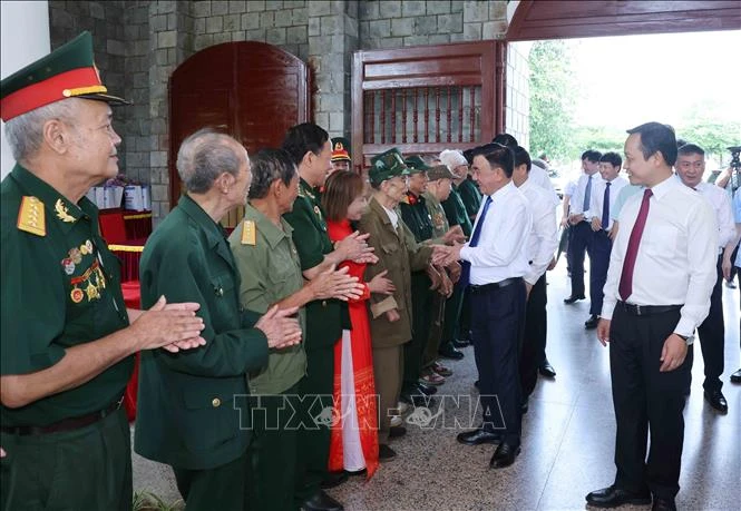 Thường trực Ban Bí thư dâng hương, tưởng niệm các anh hùng, liệt sĩ tại tỉnh Điện Biên Thường trực Ban Bí thư dâng hương, tưởng niệm các anh hùng, liệt sĩ tại tỉnh Điện Biên