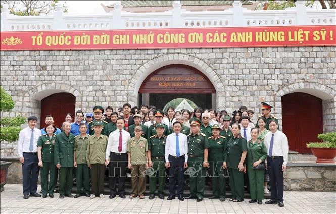 Thường trực Ban Bí thư dâng hương, tưởng niệm các anh hùng, liệt sĩ tại tỉnh Điện Biên Thường trực Ban Bí thư dâng hương, tưởng niệm các anh hùng, liệt sĩ tại tỉnh Điện Biên