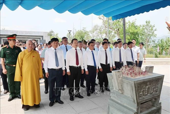 Thường trực Ban Bí thư dâng hương, tưởng niệm các anh hùng, liệt sĩ tại tỉnh Điện Biên Thường trực Ban Bí thư dâng hương, tưởng niệm các anh hùng, liệt sĩ tại tỉnh Điện Biên