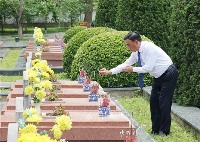 Thường trực Ban Bí thư dâng hương, tưởng niệm các anh hùng, liệt sĩ tại tỉnh Điện Biên Thường trực Ban Bí thư dâng hương, tưởng niệm các anh hùng, liệt sĩ tại tỉnh Điện Biên