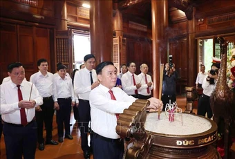 Thường trực Ban Bí thư dâng hương tưởng niệm Chủ tịch Hồ Chí Minh tại Nghệ An