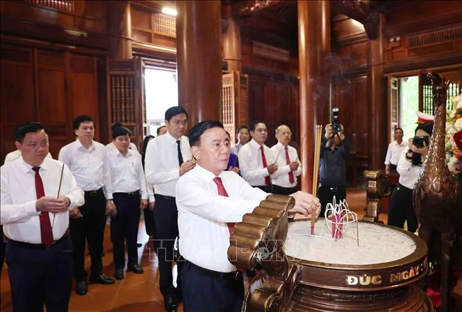 Thường trực Ban Bí thư dâng hương tưởng niệm Chủ tịch Hồ Chí Minh tại Nghệ An Thường trực Ban Bí thư dâng hương tưởng niệm Chủ tịch Hồ Chí Minh tại Nghệ An