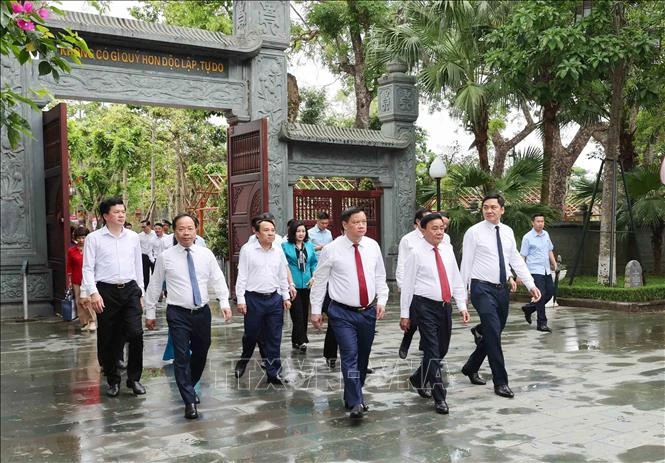Thường trực Ban Bí thư dâng hương tưởng niệm Chủ tịch Hồ Chí Minh tại Nghệ An Thường trực Ban Bí thư dâng hương tưởng niệm Chủ tịch Hồ Chí Minh tại Nghệ An