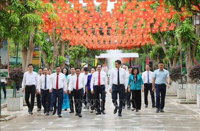 Thường trực Ban Bí thư dâng hương tưởng niệm Chủ tịch Hồ Chí Minh tại Nghệ An Thường trực Ban Bí thư dâng hương tưởng niệm Chủ tịch Hồ Chí Minh tại Nghệ An
