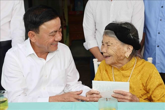 Thường trực Ban Bí thư dâng hương tưởng niệm Chủ tịch Hồ Chí Minh tại Nghệ An Thường trực Ban Bí thư dâng hương tưởng niệm Chủ tịch Hồ Chí Minh tại Nghệ An