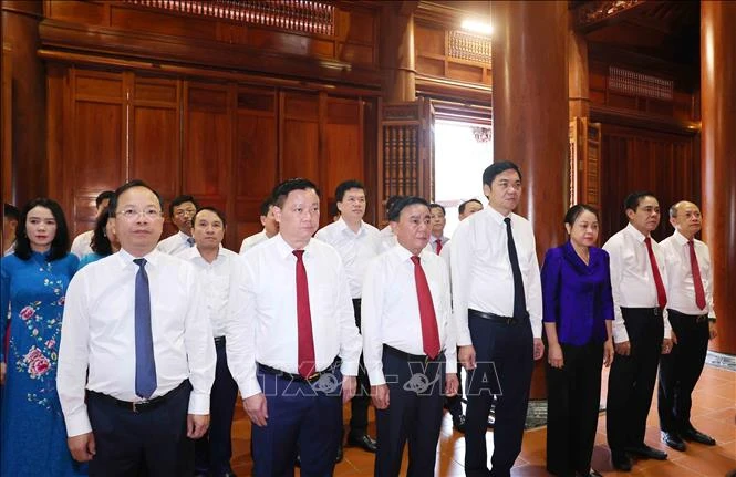 Thường trực Ban Bí thư dâng hương tưởng niệm Chủ tịch Hồ Chí Minh tại Nghệ An Thường trực Ban Bí thư dâng hương tưởng niệm Chủ tịch Hồ Chí Minh tại Nghệ An