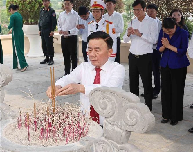 Thường trực Ban Bí thư dâng hương tưởng niệm Tổng Bí thư Trần Phú tại Hà Tĩnh Thường trực Ban Bí thư dâng hương tưởng niệm Tổng Bí thư Trần Phú tại Hà Tĩnh