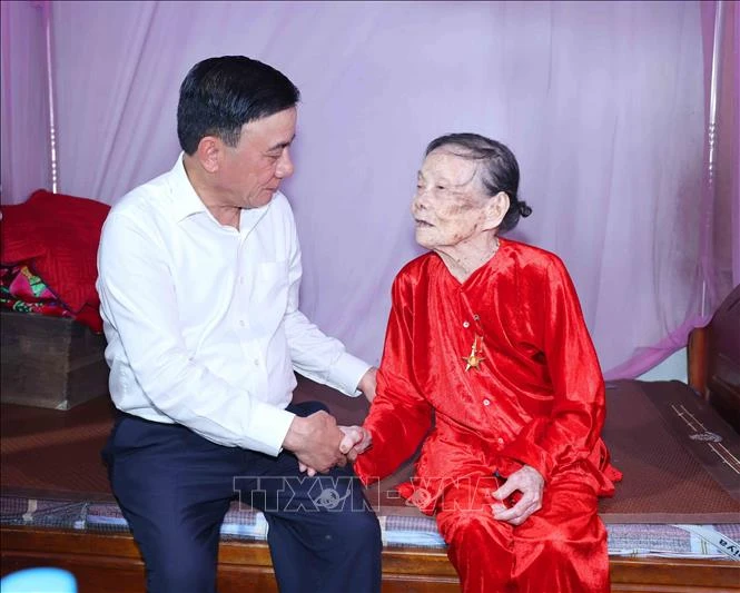 Thường trực Ban Bí thư dâng hương tưởng niệm Tổng Bí thư Trần Phú tại Hà Tĩnh Thường trực Ban Bí thư dâng hương tưởng niệm Tổng Bí thư Trần Phú tại Hà Tĩnh