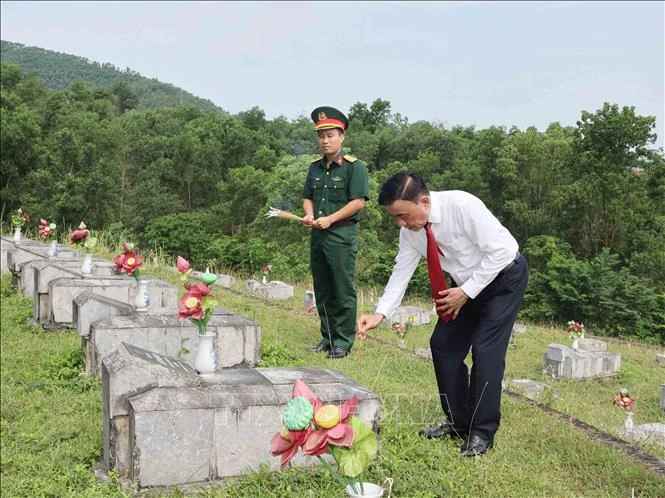 Thường trực Ban Bí thư dâng hương tưởng niệm Tổng Bí thư Trần Phú tại Hà Tĩnh Thường trực Ban Bí thư dâng hương tưởng niệm Tổng Bí thư Trần Phú tại Hà Tĩnh
