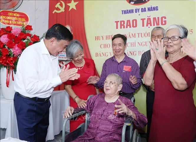 Thường trực Ban Bí thư dự Lễ trao tặng Huy hiệu 80 năm tuổi Đảng tại Đà Nẵng Thường trực Ban Bí thư dự Lễ trao tặng Huy hiệu 80 năm tuổi Đảng tại Đà Nẵng