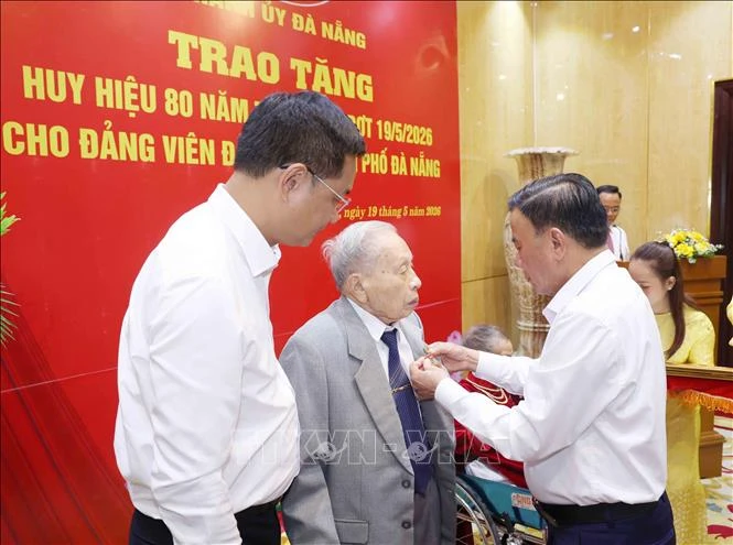 Thường trực Ban Bí thư dự Lễ trao tặng Huy hiệu 80 năm tuổi Đảng tại Đà Nẵng Thường trực Ban Bí thư dự Lễ trao tặng Huy hiệu 80 năm tuổi Đảng tại Đà Nẵng