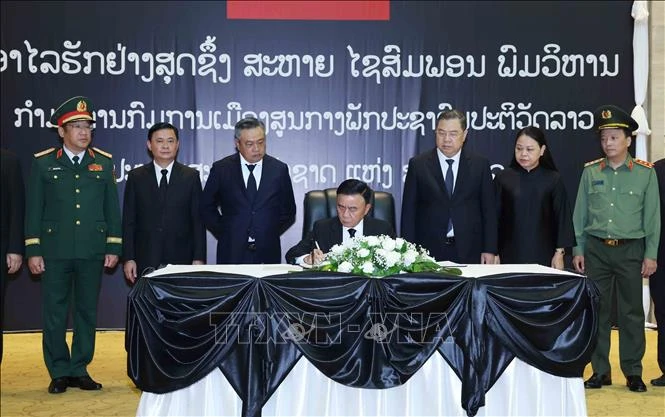 Thường trực Ban Bí thư dự Lễ truy điệu đồng chí Xaysomphone Phomvihane, Chủ tịch Quốc hội Lào Thường trực Ban Bí thư dự Lễ truy điệu đồng chí Xaysomphone Phomvihane, Chủ tịch Quốc hội Lào