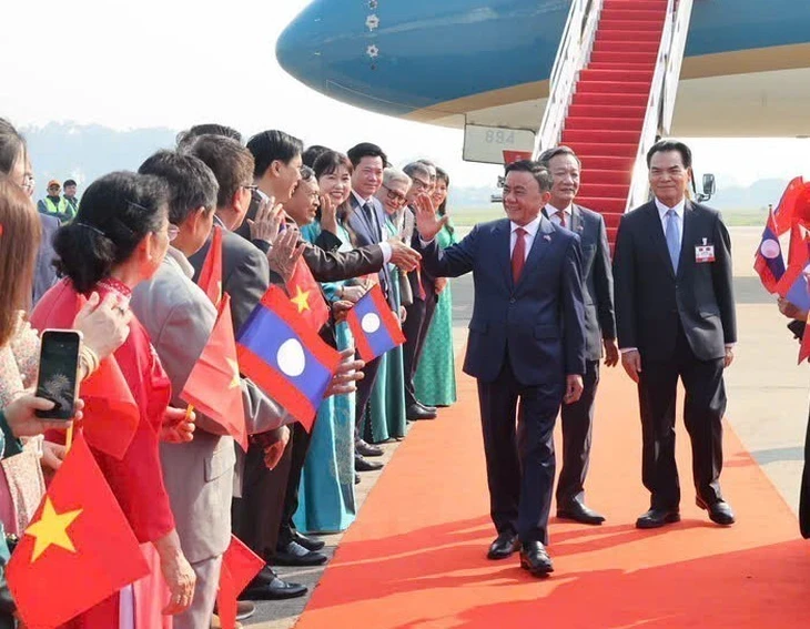 Thường trực Ban Bí thư Trần Cẩm Tú bắt đầu thăm chính thức Lào Thường trực Ban Bí thư Trần Cẩm Tú bắt đầu thăm chính thức Lào