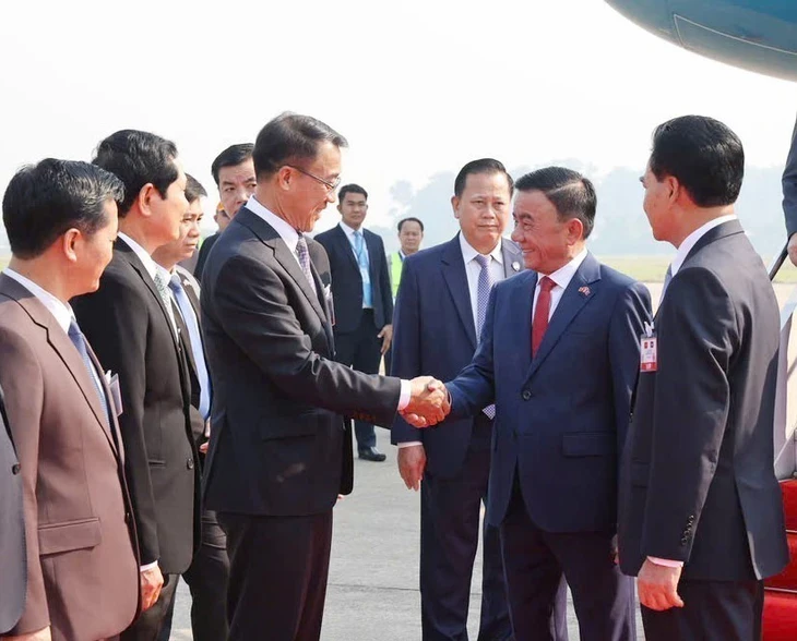 Thường trực Ban Bí thư Trần Cẩm Tú bắt đầu thăm chính thức Lào Thường trực Ban Bí thư Trần Cẩm Tú bắt đầu thăm chính thức Lào