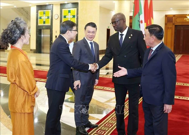 Thường trực Ban Bí thư Trần Cẩm Tú tiếp Tổng Thư ký Đảng Hội đồng quốc gia bảo vệ dân chủ - Lực lượng bảo vệ dân chủ (CNDD-FDD) Burundi Thường trực Ban Bí thư Trần Cẩm Tú tiếp Tổng Thư ký Đảng Hội đồng quốc gia bảo vệ dân chủ - Lực lượng bảo vệ dân chủ (CNDD-FDD) Burundi