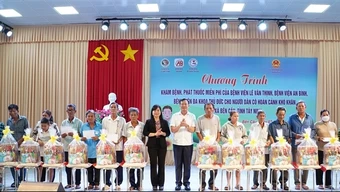 Thượng tướng Lê Tấn Tới tặng quà người dân Tây Ninh có hoàn cảnh khó khăn