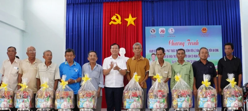 Thượng tướng Lê Tấn Tới tặng quà người dân Tây Ninh có hoàn cảnh khó khăn Thượng tướng Lê Tấn Tới tặng quà người dân Tây Ninh có hoàn cảnh khó khăn