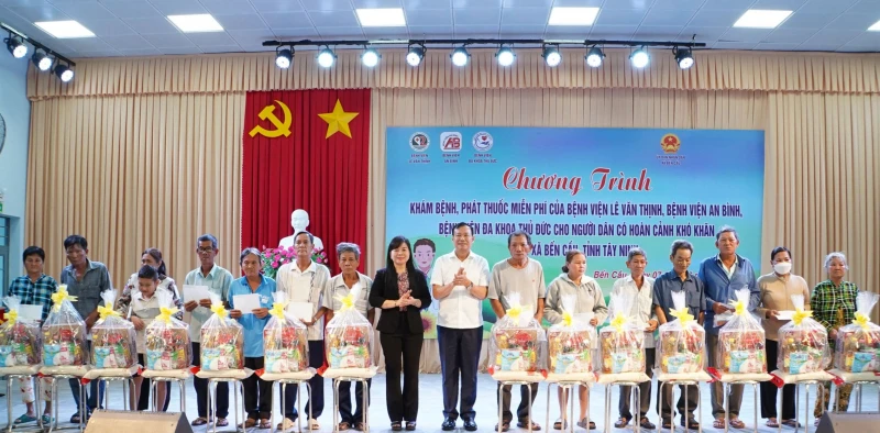Thượng tướng Lê Tấn Tới tặng quà người dân Tây Ninh có hoàn cảnh khó khăn Thượng tướng Lê Tấn Tới tặng quà người dân Tây Ninh có hoàn cảnh khó khăn