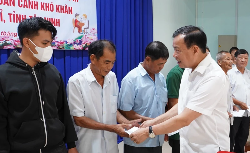 Thượng tướng Lê Tấn Tới tặng quà người dân Tây Ninh có hoàn cảnh khó khăn Thượng tướng Lê Tấn Tới tặng quà người dân Tây Ninh có hoàn cảnh khó khăn