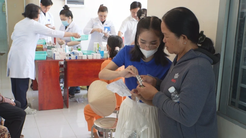 Thượng tướng Lê Tấn Tới tặng quà người dân Tây Ninh có hoàn cảnh khó khăn Thượng tướng Lê Tấn Tới tặng quà người dân Tây Ninh có hoàn cảnh khó khăn
