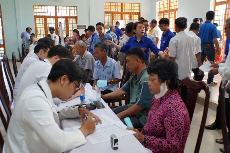 Thượng tướng Lê Tấn Tới tặng quà người dân Tây Ninh có hoàn cảnh khó khăn Thượng tướng Lê Tấn Tới tặng quà người dân Tây Ninh có hoàn cảnh khó khăn