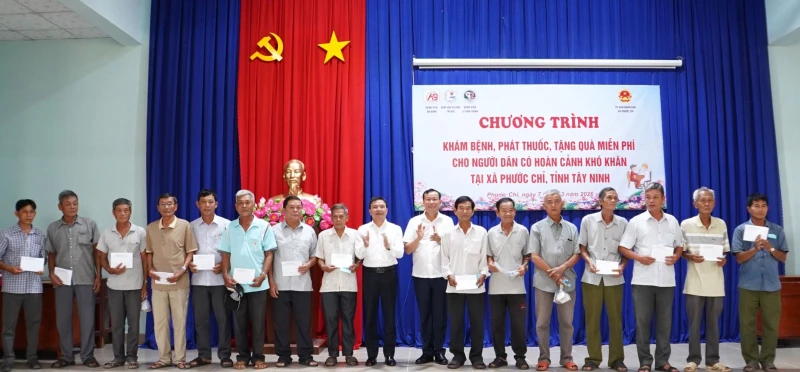 Thượng tướng Lê Tấn Tới tặng quà người dân Tây Ninh có hoàn cảnh khó khăn Thượng tướng Lê Tấn Tới tặng quà người dân Tây Ninh có hoàn cảnh khó khăn