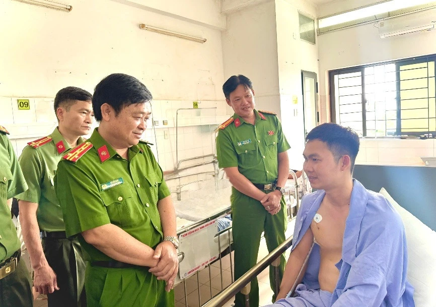 Thượng úy công an Cần Thơ bị thương khi chặn nhóm người mang bao tải chứa chó