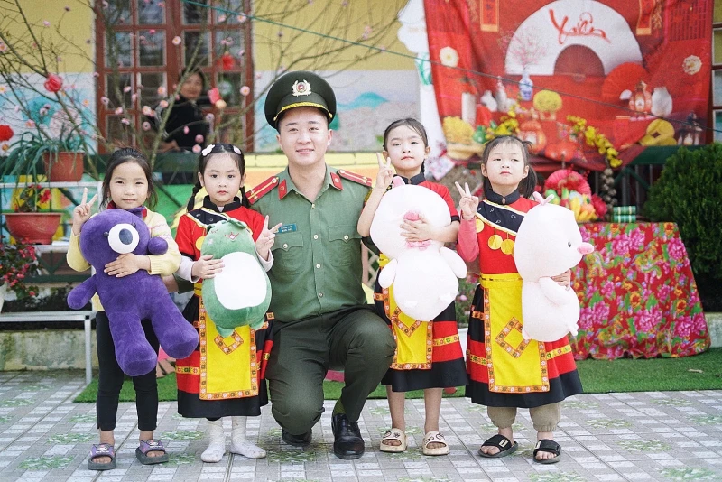 Thượng úy Công an và hành trình “kiến tạo” hạnh phúc Thượng úy Công an và hành trình “kiến tạo” hạnh phúc
