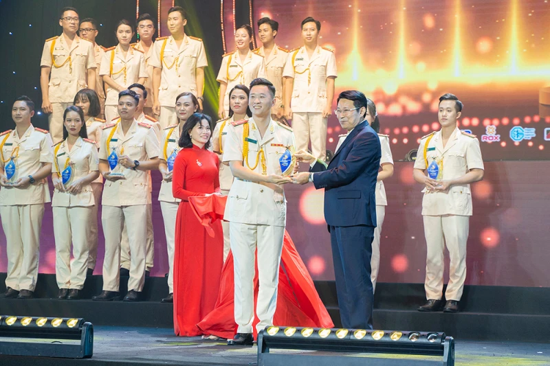 Thượng úy Công an và hành trình “kiến tạo” hạnh phúc Thượng úy Công an và hành trình “kiến tạo” hạnh phúc