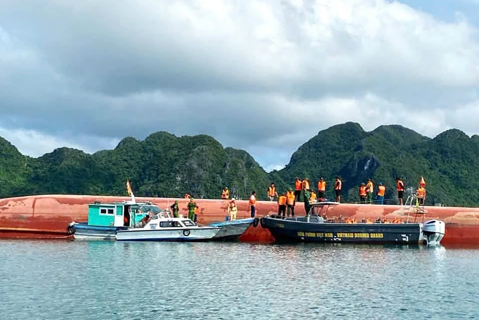 Thuyền trưởng kể phút sinh tử khi tàu va đá ngầm, lật úp trên biển Vân Đồn Thuyền trưởng kể phút sinh tử khi tàu va đá ngầm, lật úp trên biển Vân Đồn