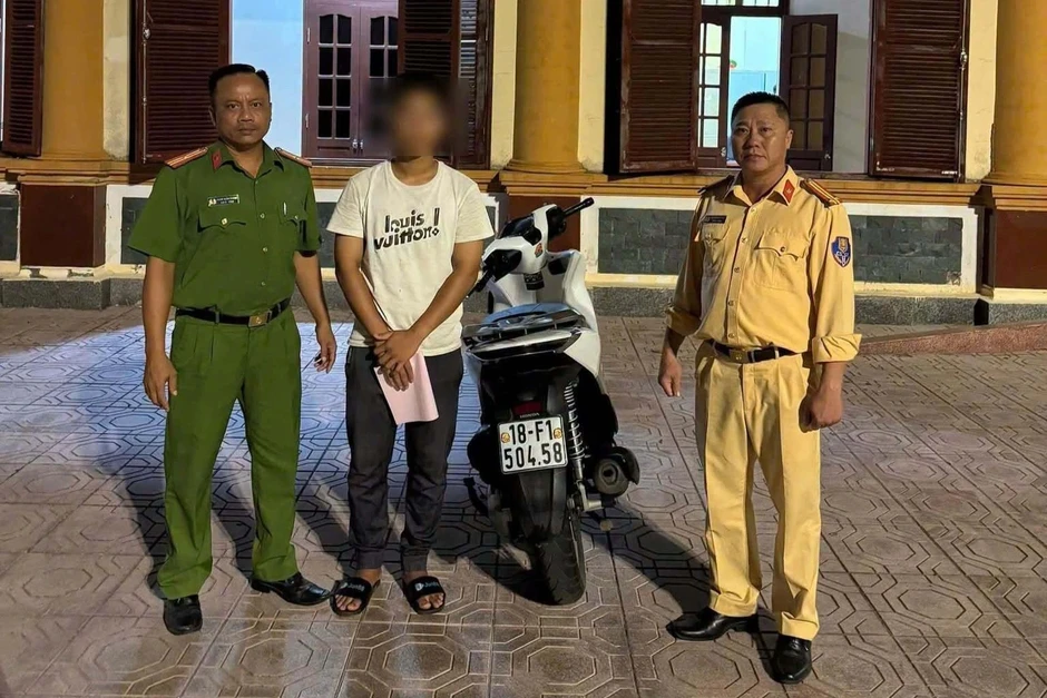 Tịch thu xe SH của thanh niên lái xe bằng hai chân Tịch thu xe SH của thanh niên lái xe bằng hai chân