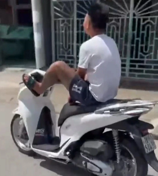 Tịch thu xe SH của thanh niên lái xe bằng hai chân Tịch thu xe SH của thanh niên lái xe bằng hai chân
