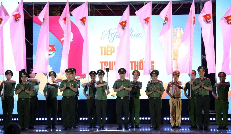 Tiếp lửa truyền thống và tuyên dương “Gương mặt trẻ Công an TP Hồ Chí Minh tiêu biểu” Tiếp lửa truyền thống và tuyên dương “Gương mặt trẻ Công an TP Hồ Chí Minh tiêu biểu”