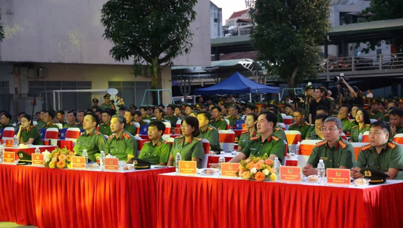 Tiếp lửa truyền thống và tuyên dương “Gương mặt trẻ Công an TP Hồ Chí Minh tiêu biểu” Tiếp lửa truyền thống và tuyên dương “Gương mặt trẻ Công an TP Hồ Chí Minh tiêu biểu”