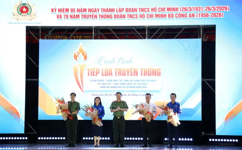 Tiếp lửa truyền thống và tuyên dương “Gương mặt trẻ Công an TP Hồ Chí Minh tiêu biểu” Tiếp lửa truyền thống và tuyên dương “Gương mặt trẻ Công an TP Hồ Chí Minh tiêu biểu”