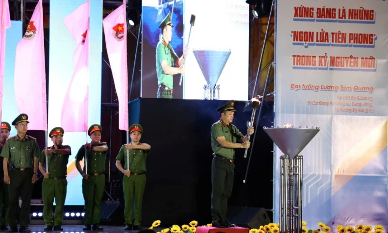 Tiếp lửa truyền thống và tuyên dương “Gương mặt trẻ Công an TP Hồ Chí Minh tiêu biểu” Tiếp lửa truyền thống và tuyên dương “Gương mặt trẻ Công an TP Hồ Chí Minh tiêu biểu”