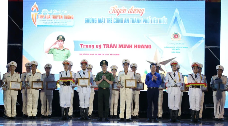 Tiếp lửa truyền thống và tuyên dương “Gương mặt trẻ Công an TP Hồ Chí Minh tiêu biểu” Tiếp lửa truyền thống và tuyên dương “Gương mặt trẻ Công an TP Hồ Chí Minh tiêu biểu”