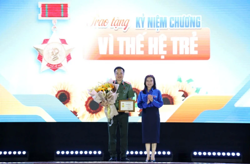 Tiếp lửa truyền thống và tuyên dương “Gương mặt trẻ Công an TP Hồ Chí Minh tiêu biểu” Tiếp lửa truyền thống và tuyên dương “Gương mặt trẻ Công an TP Hồ Chí Minh tiêu biểu”