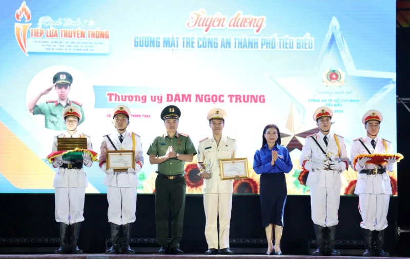 Tiếp lửa truyền thống và tuyên dương “Gương mặt trẻ Công an TP Hồ Chí Minh tiêu biểu” Tiếp lửa truyền thống và tuyên dương “Gương mặt trẻ Công an TP Hồ Chí Minh tiêu biểu”
