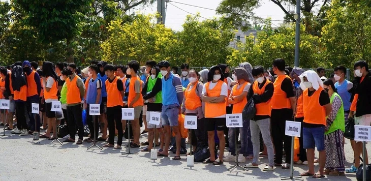 Tiếp nhận 12 công dân Đắk Lắk trở về từ Campuchia, điều tra đường dây 'việc nhẹ, lương cao' Tiếp nhận 12 công dân Đắk Lắk trở về từ Campuchia, điều tra đường dây 'việc nhẹ, lương cao'