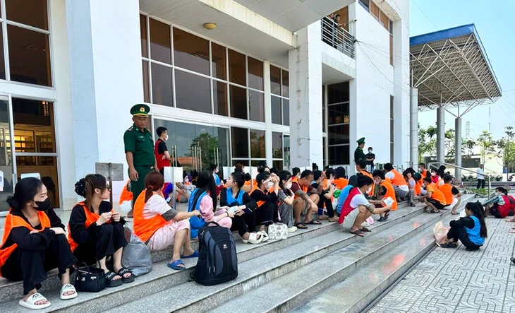 Tiếp nhận 12 công dân Đắk Lắk trở về từ Campuchia, điều tra đường dây 'việc nhẹ, lương cao' Tiếp nhận 12 công dân Đắk Lắk trở về từ Campuchia, điều tra đường dây 'việc nhẹ, lương cao'