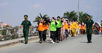 Tiếp nhận 226 công dân Việt Nam do Campuchia trao trả qua cửa khẩu Dinh Bà