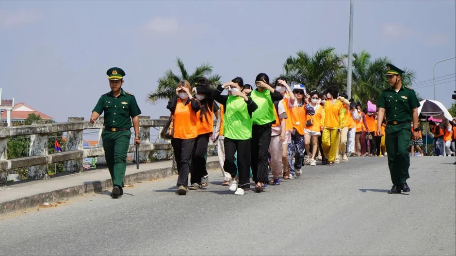 Tiếp nhận 226 công dân Việt Nam do Campuchia trao trả qua cửa khẩu Dinh Bà Tiếp nhận 226 công dân Việt Nam do Campuchia trao trả qua cửa khẩu Dinh Bà