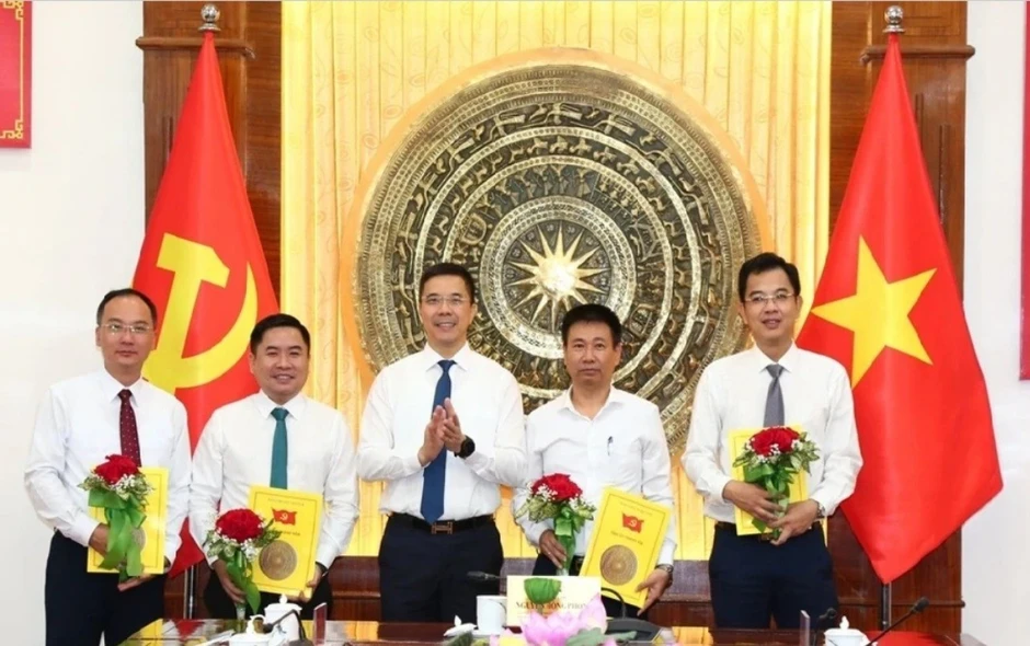 Tiếp nhận, điều động, bổ nhiệm nhân sự ở Hà Nội, TPHCM và 3 tỉnh Tiếp nhận, điều động, bổ nhiệm nhân sự ở Hà Nội, TPHCM và 3 tỉnh