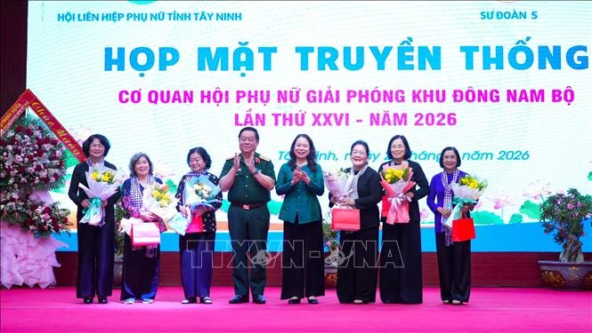 Tiếp nối truyền thống vẻ vang của phụ nữ Giải phóng Khu Đông Nam Bộ Tiếp nối truyền thống vẻ vang của phụ nữ Giải phóng Khu Đông Nam Bộ