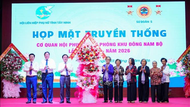Tiếp nối truyền thống vẻ vang của phụ nữ Giải phóng Khu Đông Nam Bộ Tiếp nối truyền thống vẻ vang của phụ nữ Giải phóng Khu Đông Nam Bộ
